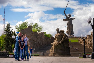 VOLGOGRAD, RUSSIA - 26 Mayıs 2019: Volgograd, Rusya 'daki Mamayev Tepesi' nde turistler fotoğraf çekti.