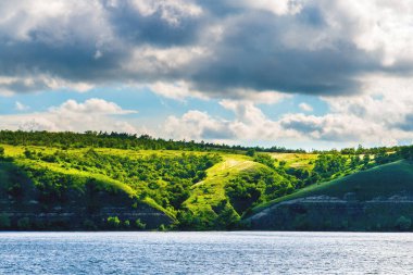 Don nehrinin panoramik manzarası ve tepeler, yamaçlar, bozkır kıyıları, dere, nehir kıyıları.