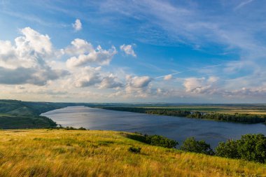 Don nehrinin panoramik manzarası ve tepeler, yamaçlar, bozkır kıyıları, dere, nehir kıyıları.