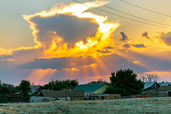 Drammatico Paesaggio Nuvoloso Con Raggi Luce — Foto Stock