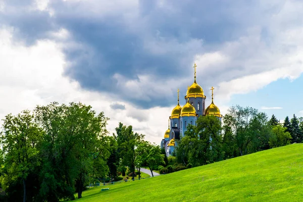 Ortodox Templom Arany Kupolák Lejtőjén Hegy — Stock Fotó