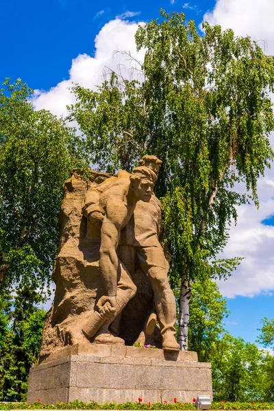 2014 Volgograd Russia May 2019 Statue Soldier Supporting Injured Comrade — 스톡 사진