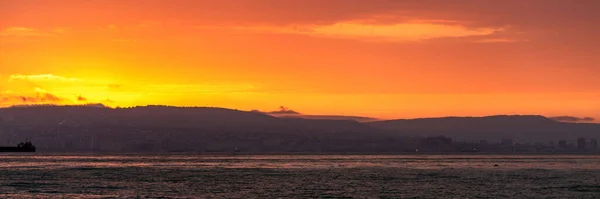 Jasne Czerwone Niebo Zachodu Słońca Nad Miastem Górami Piękny Krajobraz — Zdjęcie stockowe