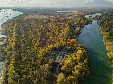 Sonbahar Manzarası Güz Parlak Çok Renkli Ağaçlar, Yeşil, Turuncu ve Kırmızımsı Renk. Ormanda Sonbahar, Havadan Üst Görünüm Güneşli Gün Aşağı Bakış.