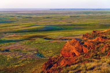 Büyük Bogdo Dağı. Hazar bozkırlarındaki kutsal dağlarda kırmızı kumtaşı çıkıntıları - Baskunchak doğa rezervi, Astrakhan bölgesi, Rusya