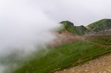 Dağın yamacında ya da yamacında eğimli toprak yol.