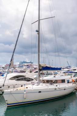 Limandaki yatlar ve sürat tekneleri. Sürat tekneleri limana demirlemiş. Deniz kıyısı iskelesi. Birinci sınıf bir yaşam tarzı. Yatçılık. Pahalı oyuncaklar. Deniz taşımacılığı. Yolculuk. İskelede pahalı tekneler var..