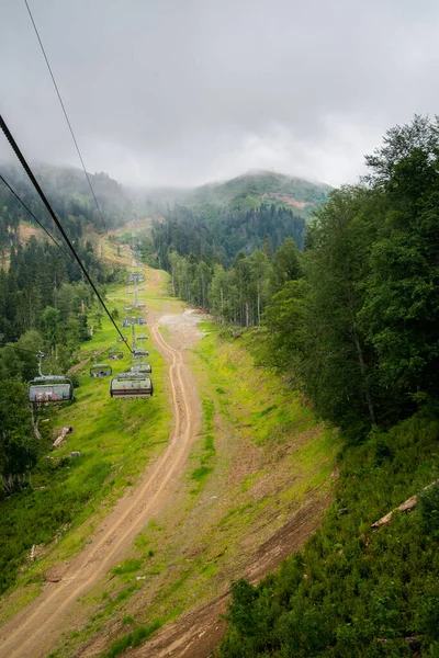 夏の山岳地帯でのチェアリフト 夏のスキー場の生活 — ストック写真