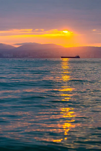 Nave Carico Che Solca Mare Tramonto Dorato All Alba Spedizione — Foto Stock