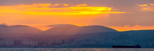 Kargo Gemisi Altın Bir Gün Batımında Gün Doğumunda Denize Açılacak — Stok fotoğraf
