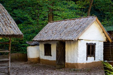 Sazdan çatılı geleneksel beyaz Slav evi.