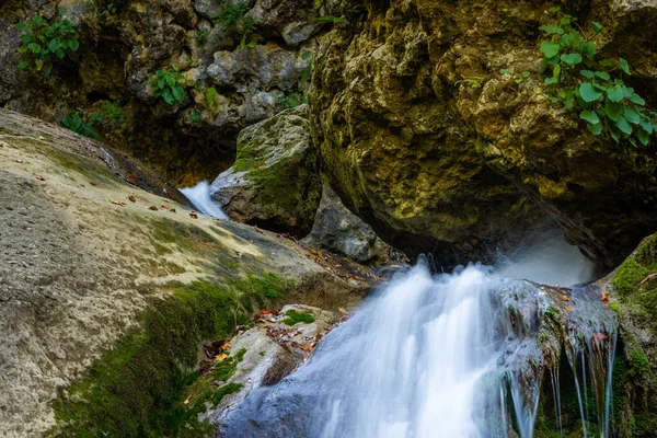 Langzeitbelichtung Wasserfall Über Braune Und Grüne Felsen — Stockfoto