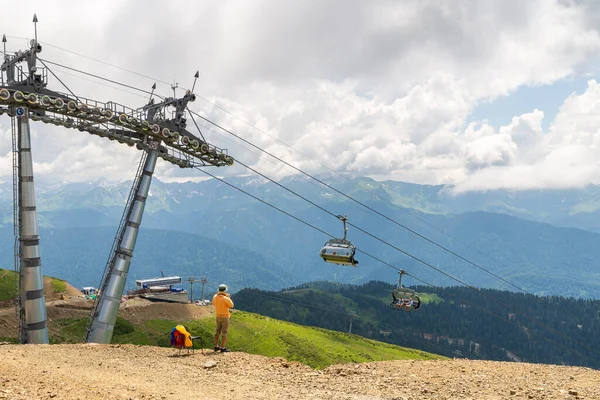 Mann Fotografiert Sessellift Bergregion Sommer — Stockfoto