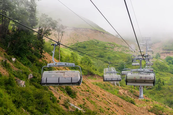 Elevador Cadeiras Uma Região Montanha Verão Vida Estância Esqui Verão — Fotografia de Stock