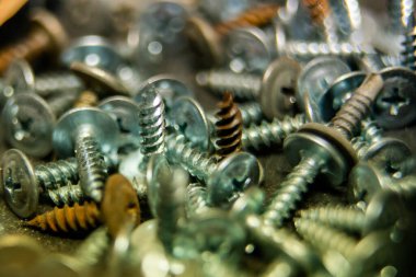 Vidaların makro fotoğrafı. Bir çift vida. Yapı soyutlaması. Endüstriyel geçmiş. Makro fotoğraf vidaları, arka plan vidaları, çelik vida, makro vida.