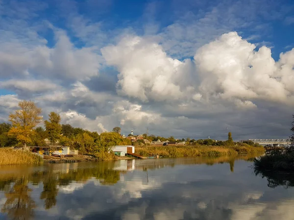 Bella Vista Sul Paesaggio Acquatico Con Bel Cielo Blu Nuvole — Foto Stock