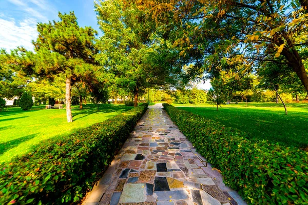 Flowerbeds Grass Pathway Ornamental Vase Formal Garden — Stock Photo, Image