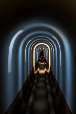 Ark tüneli, içinde çeşitli renkte ışık var. Gizemli delik