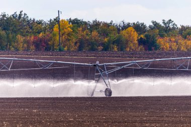 Modern sulama sistemi tarlayı suluyor..