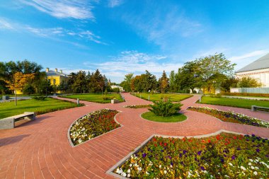 Çiçek yatakları, Çimen Yolu ve Resmi Bahçedeki Süslü Vazo.
