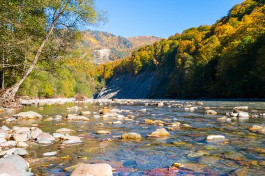 Adygea 'da kanyon boyunca akan Belaya nehri manzarası.