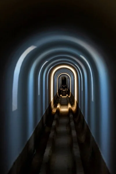Τούνελ Τόξου Διάφορα Χρωματιστά Φώτα Μέσα Μυστηριώδης Τρύπα — Φωτογραφία Αρχείου