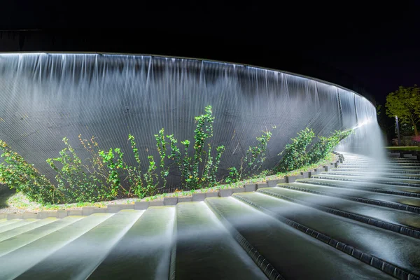 Wasserfall Fließt Bächen Granitbett Des Künstlichen Flusses Brunnen Infinity Form — Stockfoto