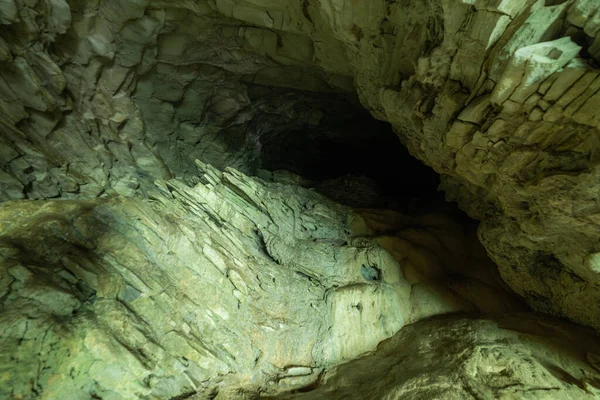 Dentro Una Cueva Húmeda Oscura Con Salida Iluminada Vista —  Fotos de Stock