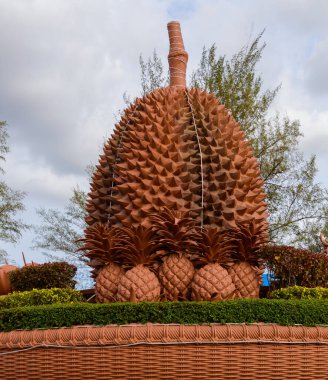 Kampot 'taki büyük Durian anıtı. Kamboçya. Durian Circle, şehir merkezi.