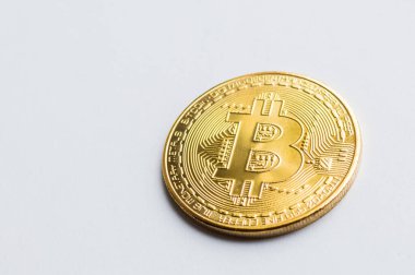Beyaz arka planda altın bitcoin. Madencilik kavramı. Kopyalama alanı