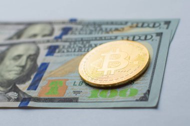 Amerikan dolarlarında altın Bitcoinler. Dijital para birimi yakın plan. Yeni sanal para. Şifreli para birimi üst görünümü. 100 dolarlık banknotlarda gerçek bitcoin paraları. Değişim. İşçilik, ticaret..