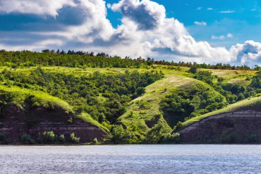 Don nehrinin panoramik manzarası ve tepeler, yamaçlar, bozkır kıyıları, dere, nehir kıyıları.
