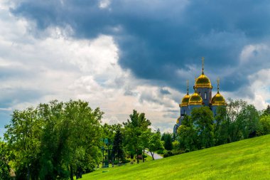Tepenin yamacında altın kubbeleri olan Ortodoks Kilisesi.