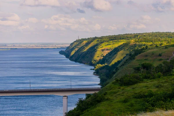 Blick Von Der Straßenbrücke Über Großen Fluss Und Hügel Hänge — Stockfoto