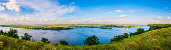 Вид на степь и верхнюю часть реки Дон в России.