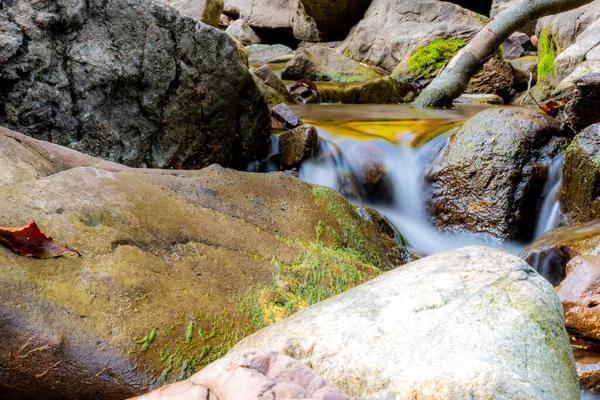 Primer Plano Del Movimiento Cascada Corriente Agua Fluye Alrededor Roca — Foto de Stock