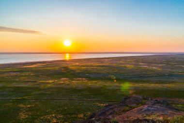 Yeşil tepeler, bozkır, sıcak yaz güneşi altında tuzlu göl kıyıları..