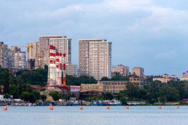Kazan dairesi binasının bacaları çok katlı konutlar arasında duruyor.