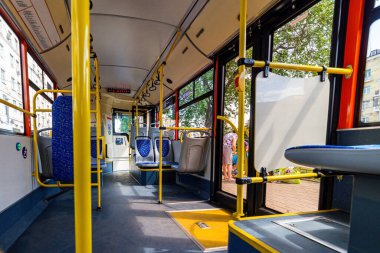 Virüs salgını sırasında karantina sırasında boş otobüs salonu