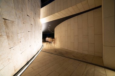 Arazi gelişimi. Evlerin yakınındaki bölgelerin başarısı. Geçit aydınlandı, duvarlar dekoratif fayanslarla döşendi..