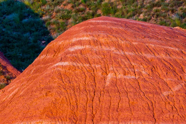 Eroded Red Hill White Layers Slope Hill — Stock Photo, Image