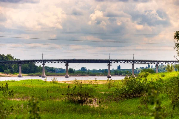 Nehir Üzerinde Otomotiv Beton Metal Köprü — Stok fotoğraf
