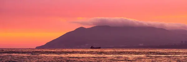 Şehir Dağların Üzerinde Parlak Kırmızı Günbatımı Gökyüzü Güzel Manzara — Stok fotoğraf