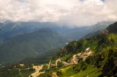 Zigzag Dağı 'nın zirvesine giden toprak yol. Yaz dağı manzarası