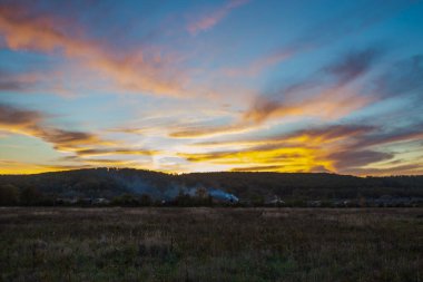 Kırsal alan, kırsal doğa ve sonbahar akşamları evler..