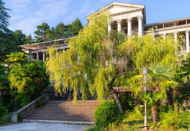 Eski terk edilmiş sanatoryum ve hastane. Sovyet mimarisi. Tarihi bina