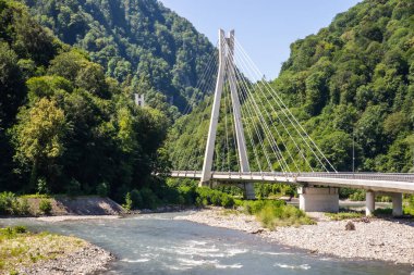 Dağlık bölgede dağ nehri üzerinde kablo destekli köprü otoyolu..