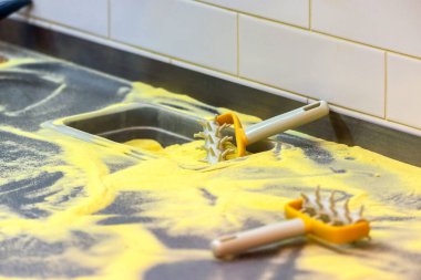 Aşçı mutfakta, pizzanın malzemelerini koyuyor. Pizza konsepti. Gıda üretimi ve teslimatı.