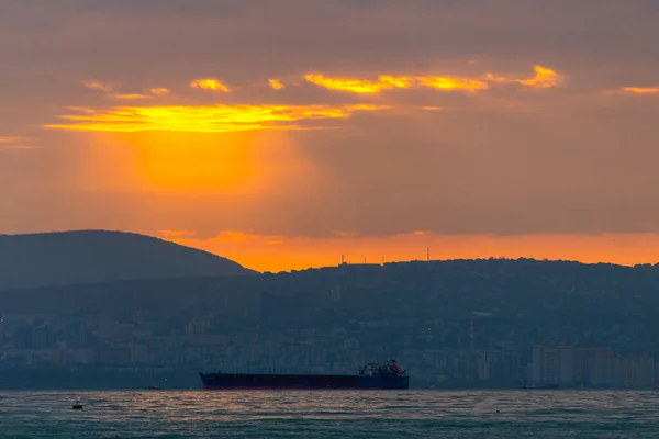 Nave Carico Che Solca Mare Tramonto Dorato All Alba Spedizione — Foto Stock