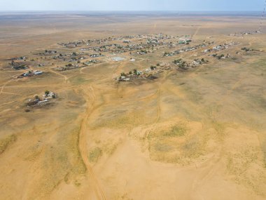 Çöl manzarası. Çölün ortasında küçük bir kasaba. Hava görünümü.